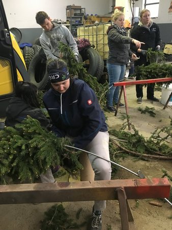 Kranz binden + Maibaum hobeln