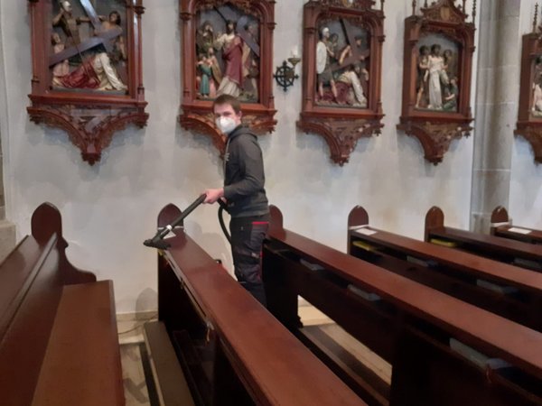 Osterputz in der Kirche