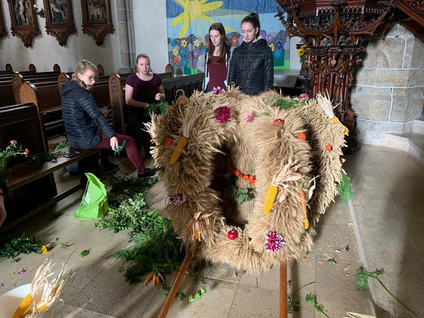 Erntekrone schmücken