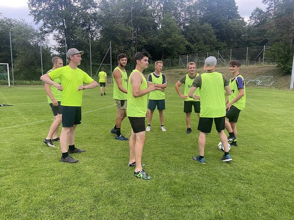 Fußballspiel "Alt" gegen Jung